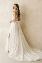 A Line Sweetheart Tulle Wedding Dresses with Appliques in White